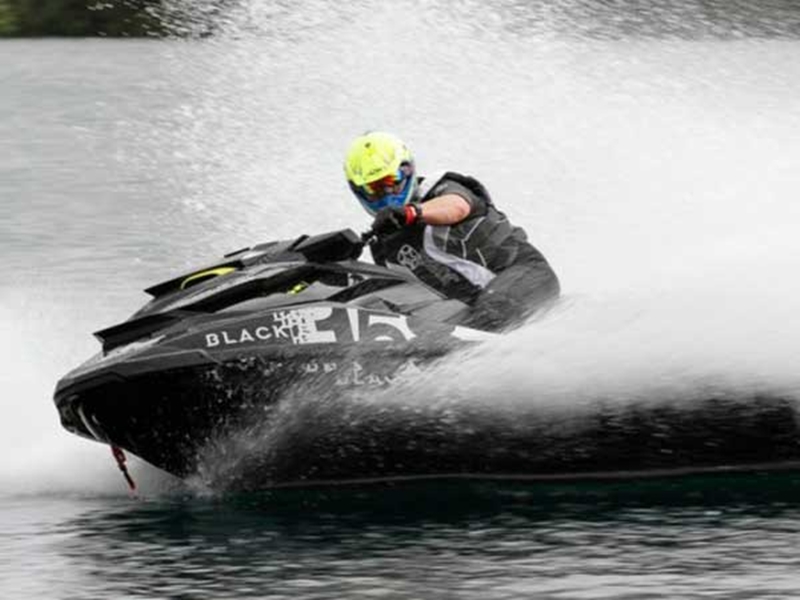 ما هي أسرع دراجة مائية في العالم؟